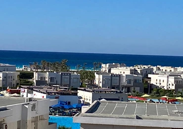 شالية يرى البحر والبحيرة للايجار بقرية امواج الساحل الشمالي